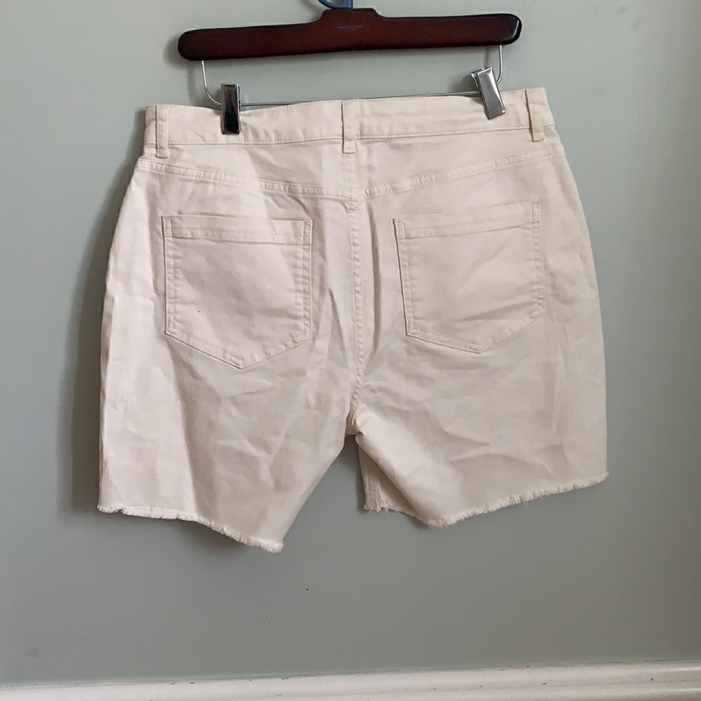 Boden The Salcombe shorts in Ecru 10 6” - Picture 7 of 7